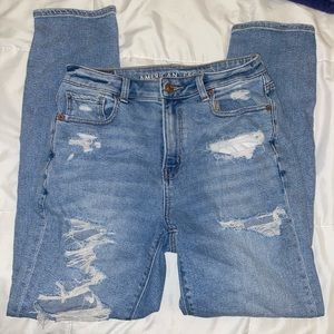 AMERICAN EAGLE DISTRESSED MOM JEANS